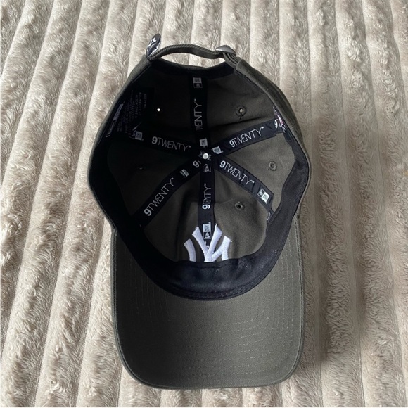 New Era 9Twenty Yankees Ball Cap - Picture 6 of 7